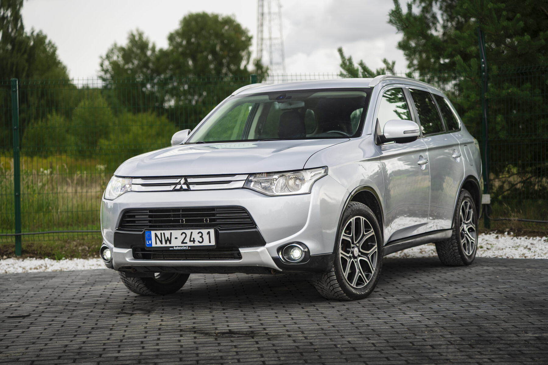 MITSUBISHI OUTLANDER
