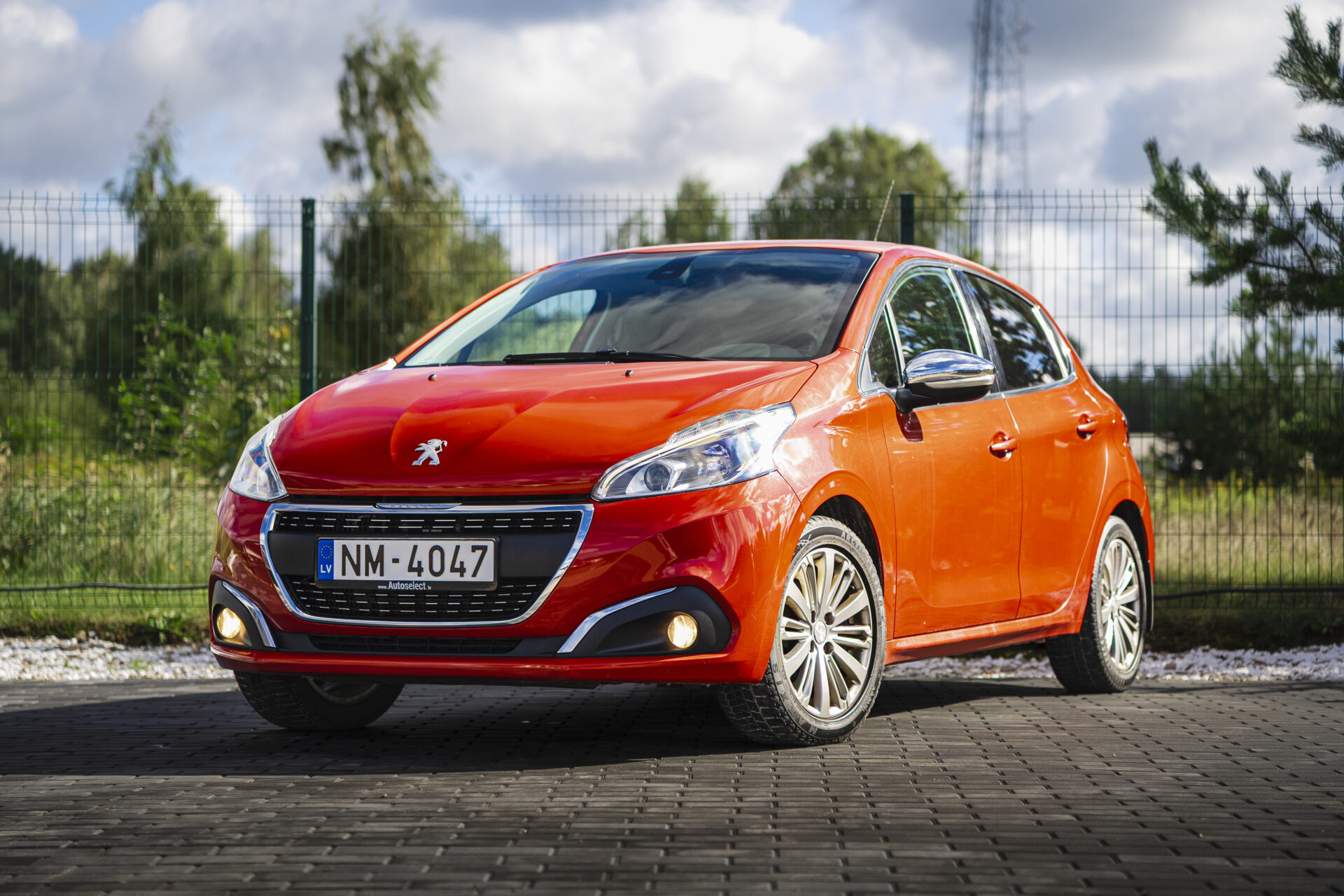 PEUGEOT 208